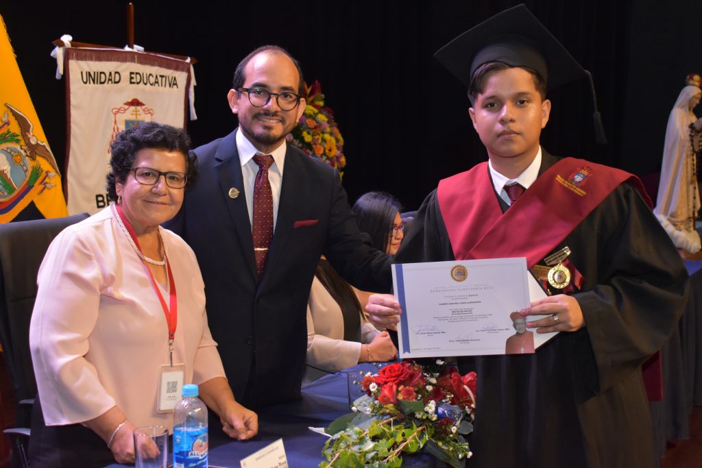 Ceremonia de Graduación Promoción XLI Unidad Educativa Cardenal Bernardino Echeverría Ruiz. 2